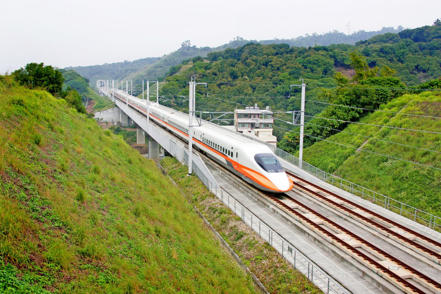 Japan speed. Японский поезд Синкансен. Японские железные дороги Синкансен. Синкансэн в Японии. Оита Япония железная дорога.