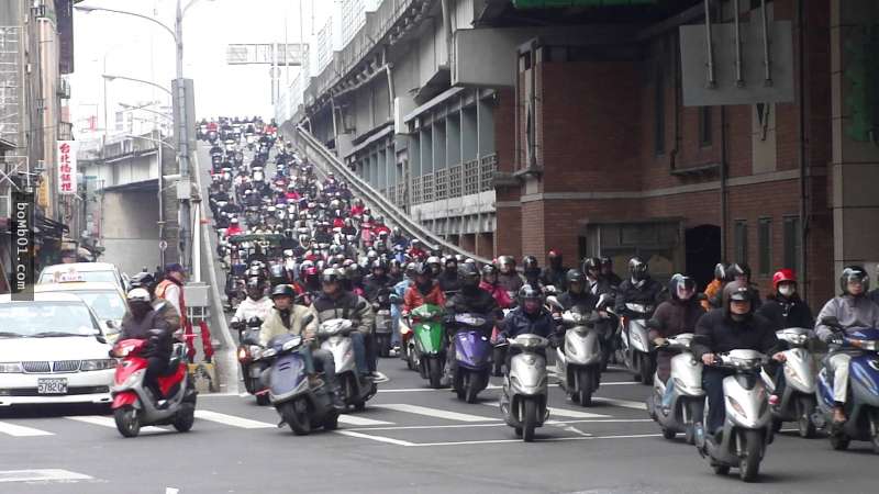 百輛電動車同時通過台北橋快閃挑戰 無聲機車瀑布 連在地人也愣住了 爆新聞